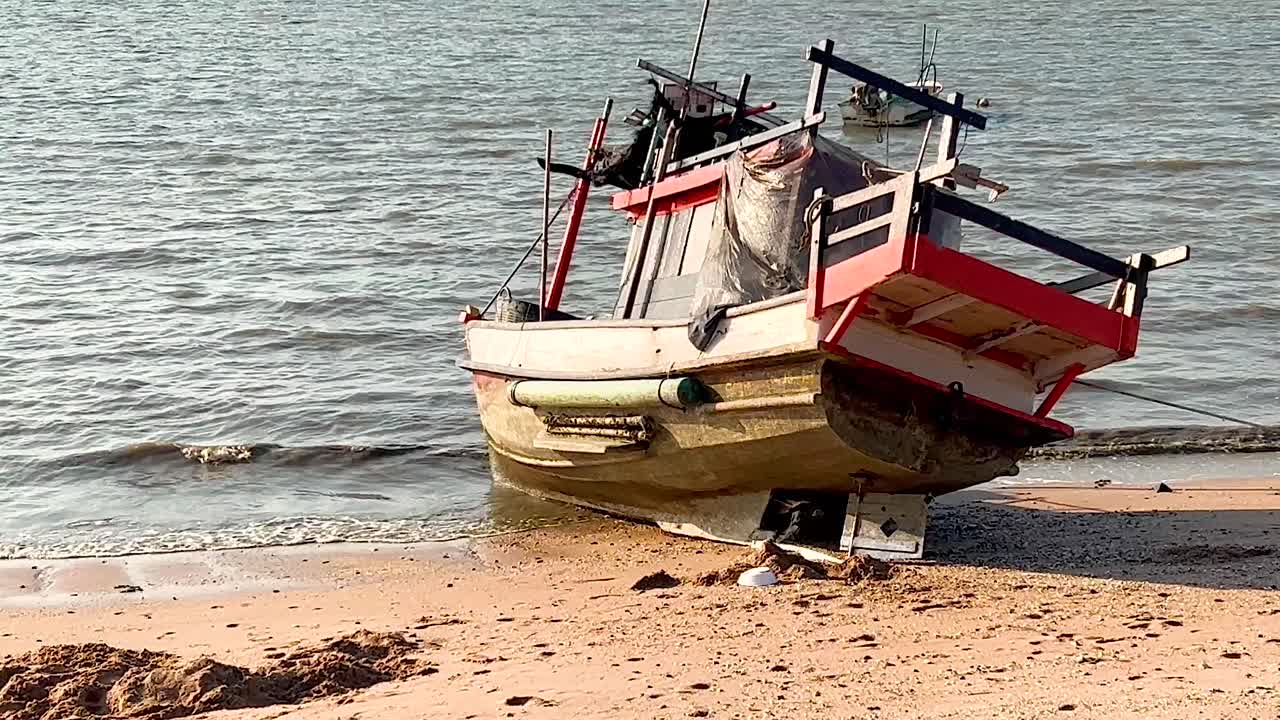 un barco descansa en la orilla arenosa de pattaya