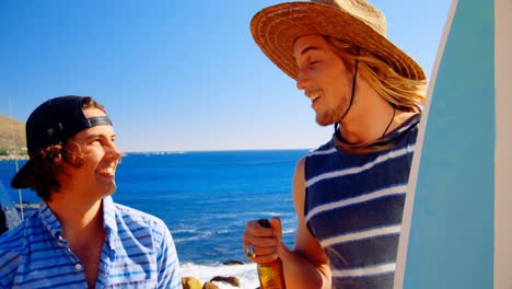 amigos interactuando entre sí en la playa 4k