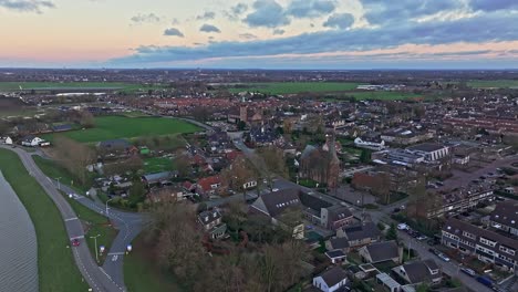 Überflugdrohne-Schoss-Von-Der-Stadt-Und-Der-Kirche-Von-Driel-Weg-über-Das-Wehr-Von-Driel-Im-Hintergrund-Und-Die-Tür-Des-Wehrs-öffnete-Sich-Bei-Hohem-Wasserstand