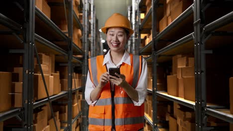 trabajador de almacén que utiliza un teléfono inteligente
