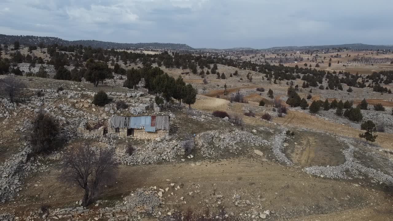 Casa isolata fuori città con muri in pietra nostalgici