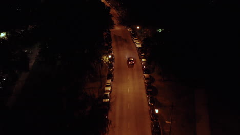 una increíble vista aérea de la carretera de la ciudad por la noche