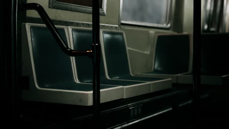 asientos vacíos en el vagón del metro