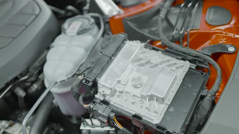 compartimento del motor del automóvil con ecu