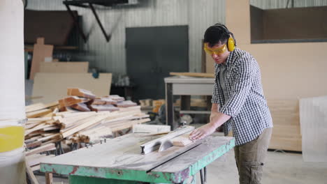 woodworker using a table saw