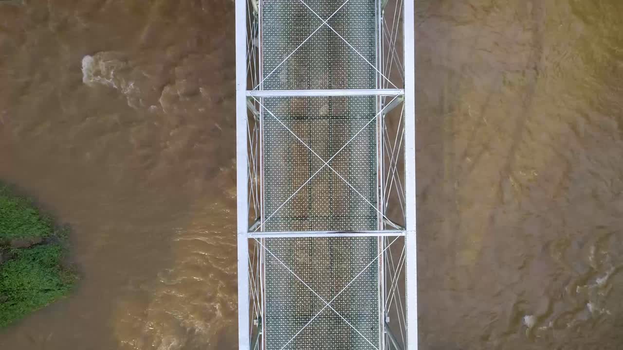 강 위에 다리의 공중 샷