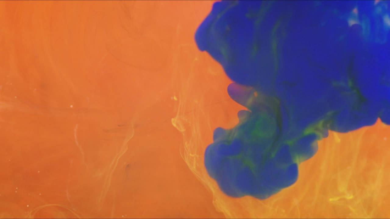 mezclar nubes de gouache coloridas en el agua y moverse en cámara lenta.