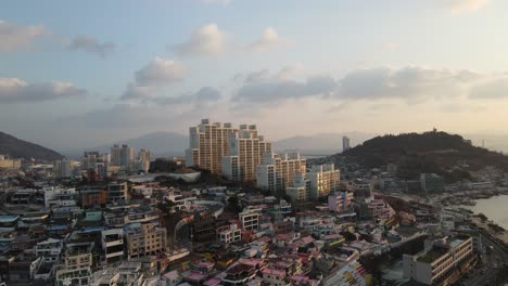 vista aérea cinematográfica de la ciudad de yeosu en corea del sur