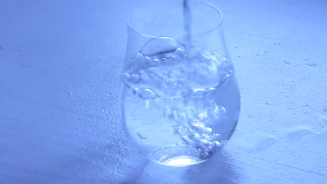 Vaso-De-Agua-Sentado-En-La-Mesa-Con-Agua-Corriente-Metrajes