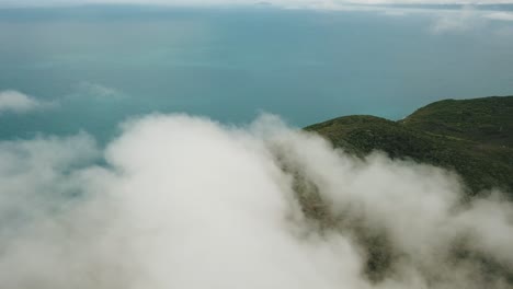 antena drona nad chmurami na tropikalnej wyspie fitzroy przedstawiająca wielką rafę koralową