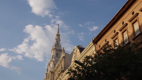 budapest hermosa torre de la iglesia y fachadas de edificios barrocos, pan hacia el cielo