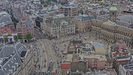 Amsterdam-Países-Bajos-Vista-Aérea-V11-De-Pájaro-En-Las-Principales-Atracciones,-La-Plaza-Dam-Rodeada-De-Edificios-De-Arquitectura-Holandesa-Y-El-Famoso-Palacio-Real-En-El-Distrito-Central-Binnenstad---Agosto-De-2021