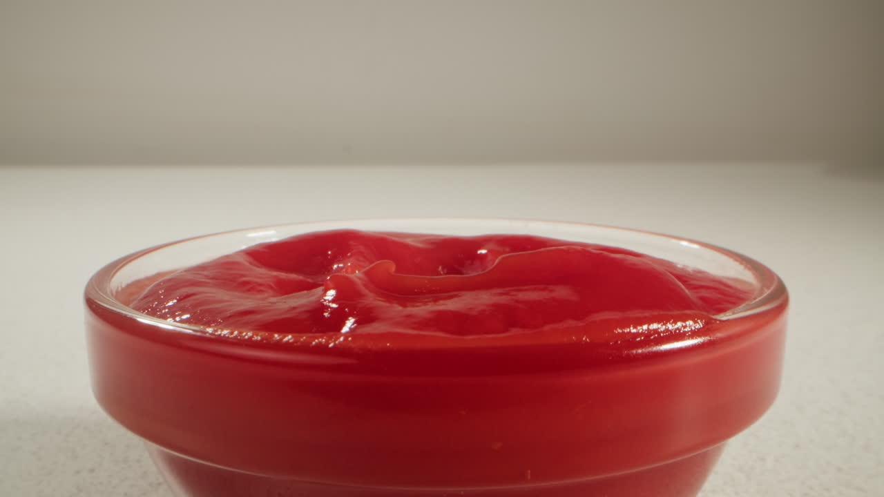 nuggets de pollo sumergidos en ketchup