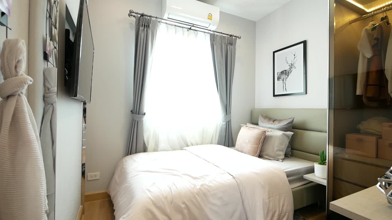 세련된 가구와 밝고 밝은 색상의 침실 장식