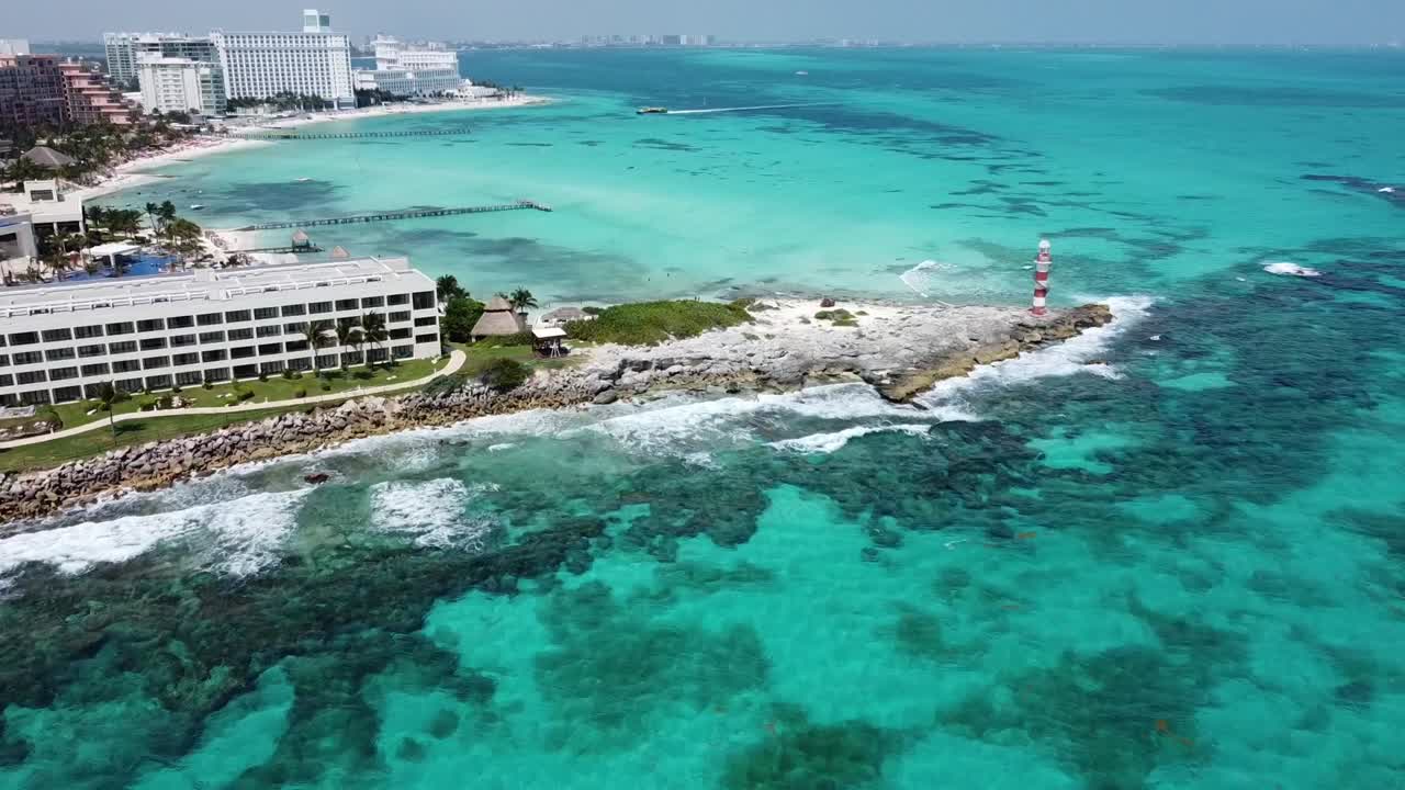 Costa di Cancun con acque turchesi e limpide e un faro, vista aerea