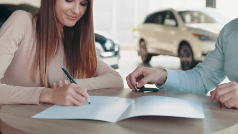 firma del acuerdo de compra del concesionario de automóviles