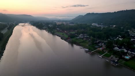 Antena-Del-Amanecer-De-Bomes-A-Lo-Largo-Del-Río-Kanawha-Al-Amanecer-En-Charleston-West-Virginia