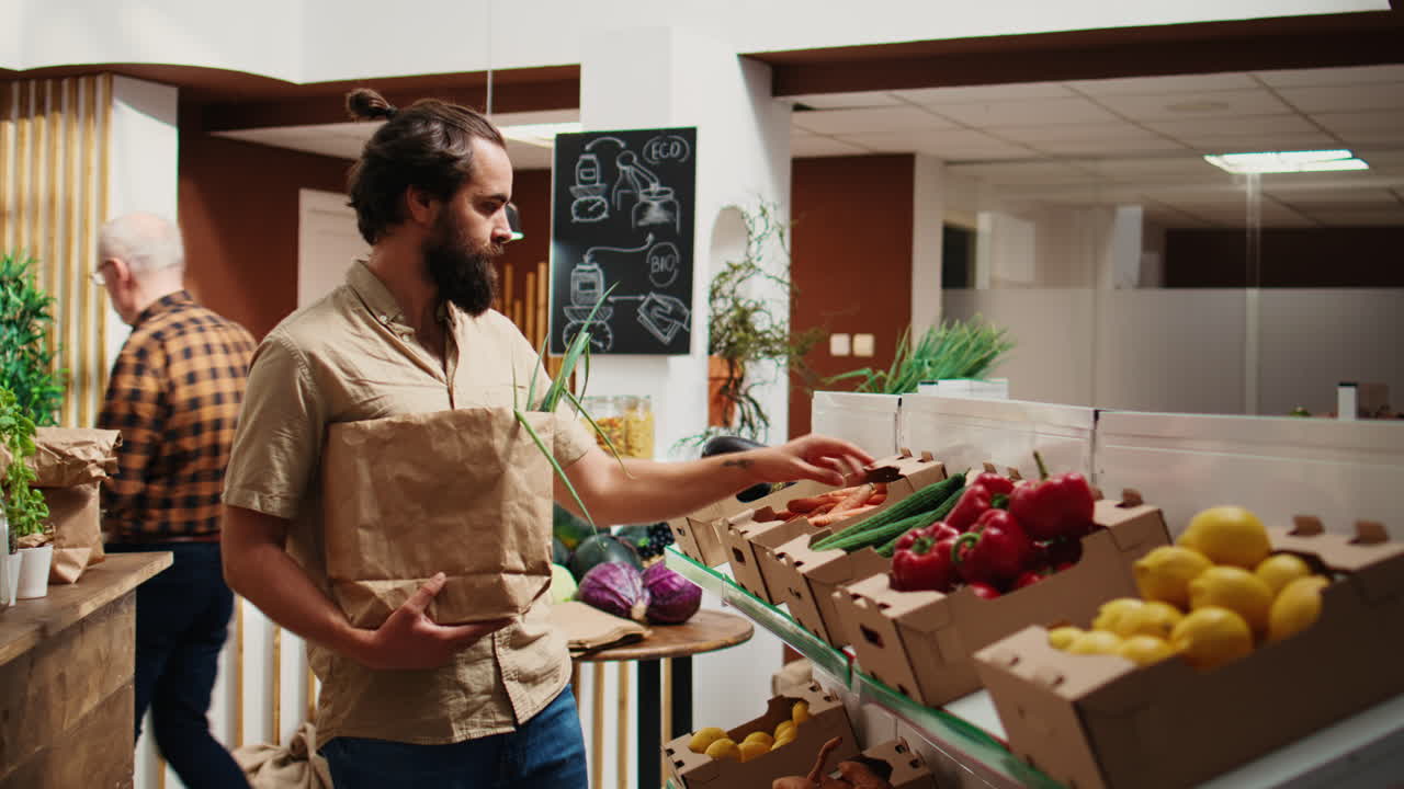 hombre probando verduras de la tienda biológica son orgánicas