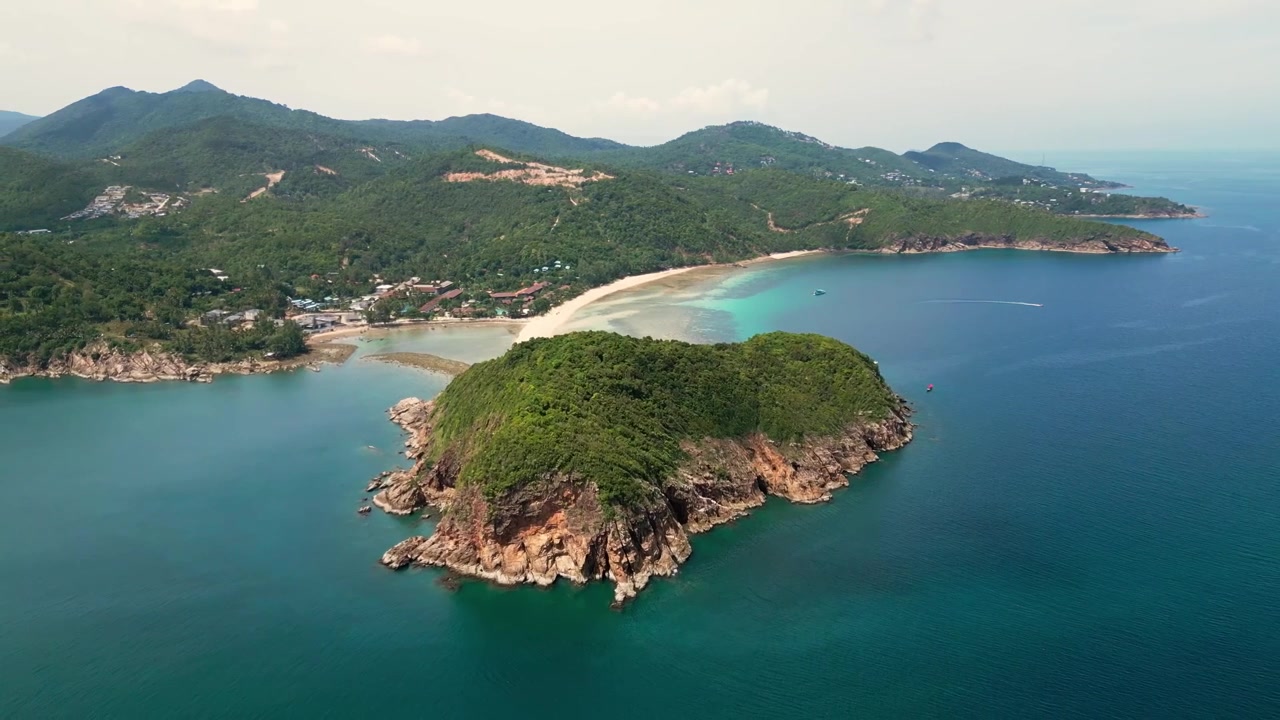 Máy bay không người lái bay qua phong cảnh đảo nguyên sơ của bãi biển Koh Nang Yuan, Koh Phangan, Thái Lan, một điểm đến du lịch, với bãi cát trắng quanh các đảo nhỏ, nền đường chân trời