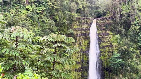 tomada de avión no tripulado de la cascada más alta de hawai