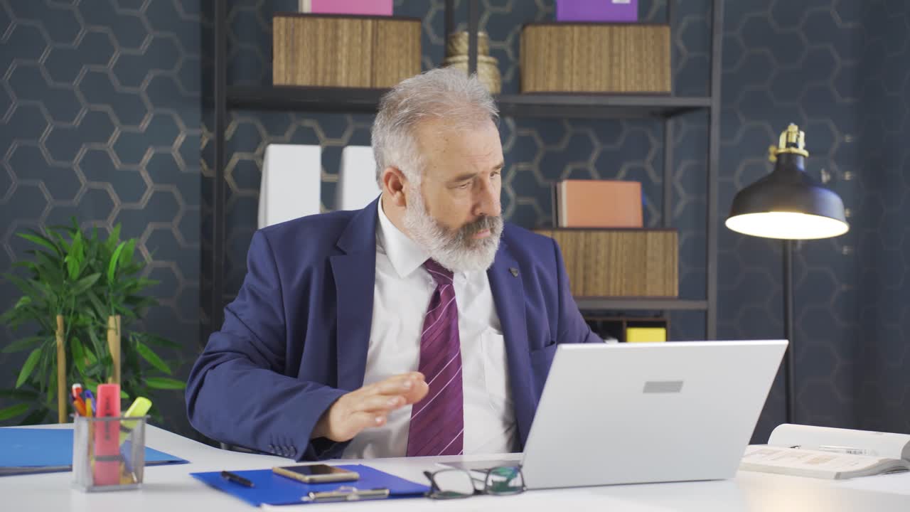 un hombre de negocios quisquilloso bajo presión de tiempo.