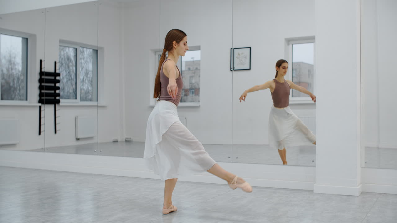 연습하는 발레 댄서