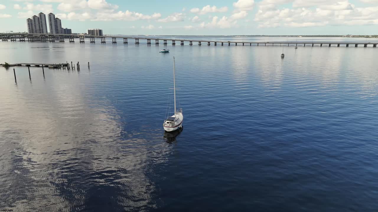 punto de vista aéreo de un velero anclado cerca del centro de la ciudad ft