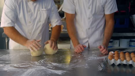 jefe de cocina entrenando a un chef en masa de pizza 4k