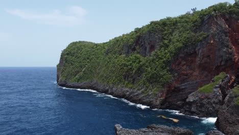 Luftaufnahme-Der-Felsigen-Küste-Am-Cabo-Cabrón-In-Der-Nähe-Von-Las-Galeras-Auf-Der-Halbinsel-Samaná-In-Der-Dominikanischen-Republik