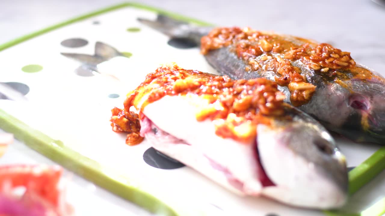 오븐 에 넣기 전 에 손 으로 바다바라미 를 마리네이트 한다