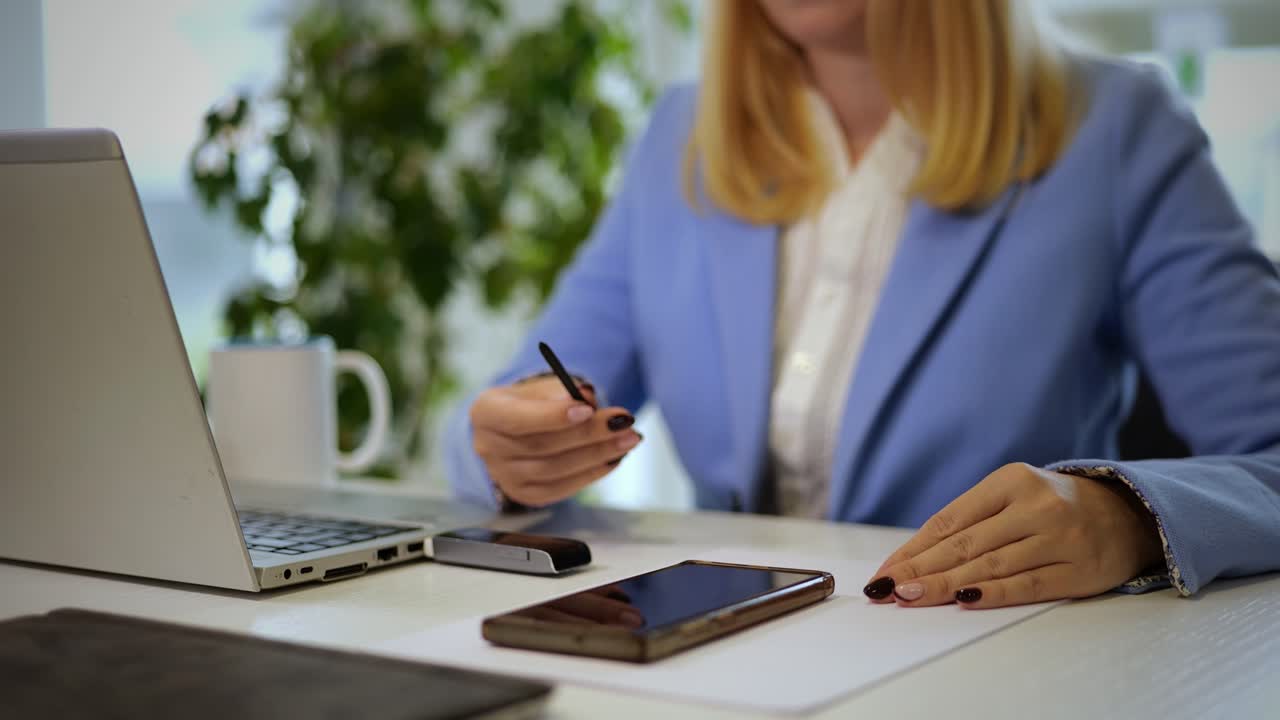 Správa nízkého rizika, Analytička pracující na notebooku, animace stupnice