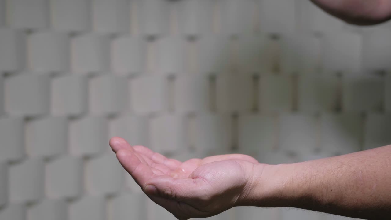 손에 소독제를 쏟은 남자