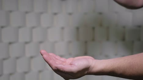 손에 소독제를 쏟은 남자