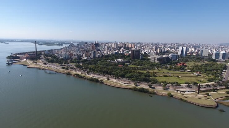 Scena aerea 4K del centro di Porto Alegre dal fiume Guaíba