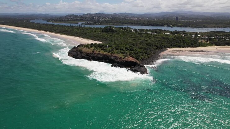 Paesaggio marino turchese di Fingal Head nel Nuovo Galles del Sud, Australia - Ripresa aerea con drone.