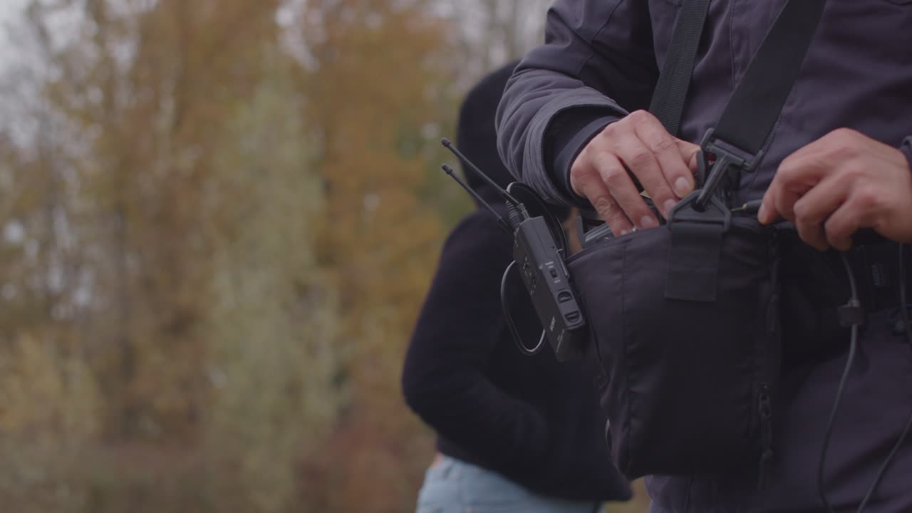 ingeniero de sonido revisando cables en su grabadora