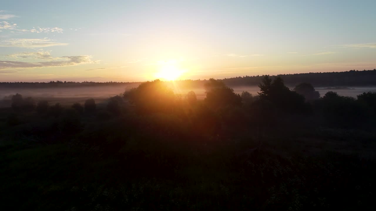 un lago de campo en los rayos del sol poniente.
