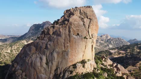 Atemberaubende-Drohnenansichten-Des-Taif-Granitbergs-In-Saudi-Arabien