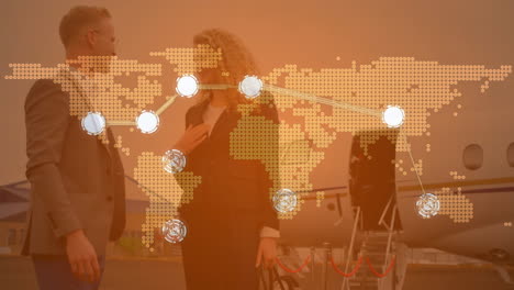 animación de puntos conectados, mapa sobre diversos empresarios hablando y de pie contra el jet privado