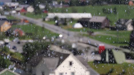 las gotas de lluvia en primer plano en una exposición muy corta.