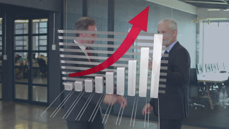 Animación-Del-Procesamiento-De-Datos-Financieros-Sobre-Empresarios-Caucásicos-Sonrientes-Hablando