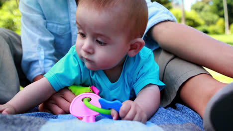 madre jugando con su lindo hijo bebé en una manta de picnic
