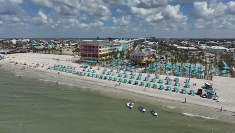 vista desde un avión no tripulado de la concurrida playa de ft. myers, florida