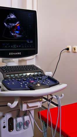 sala médica vacía con sofá para pacientes y equipo médico