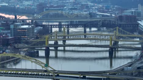 Zoom-Aéreo-Largo-De-Los-Puentes-De-Pittsburgh