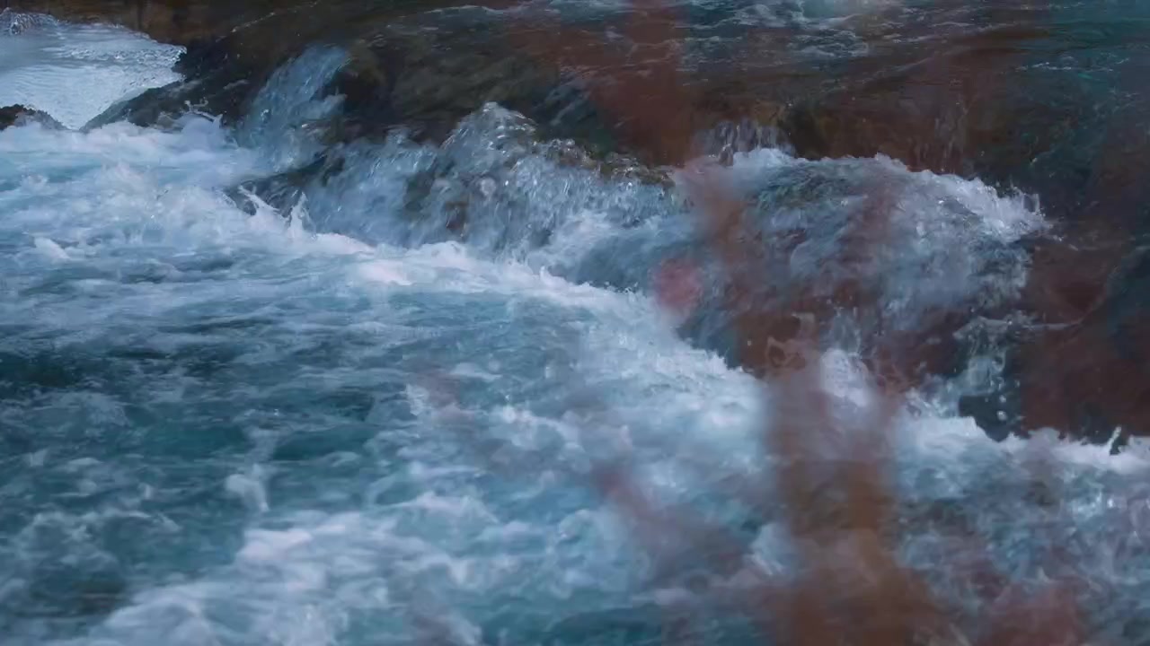 Acqua che scorre a cascata tra le rocce. Rallentatore.