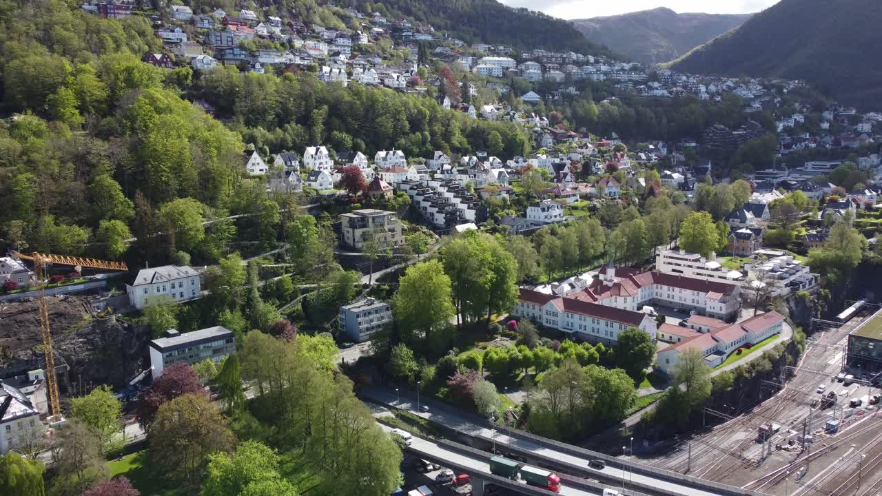barrio caro kalfaret y fjellsiden en bergen noruega - pasando por la carretera e39 y viendo el ferrocarril bergensbanen floyfjellet - antena
