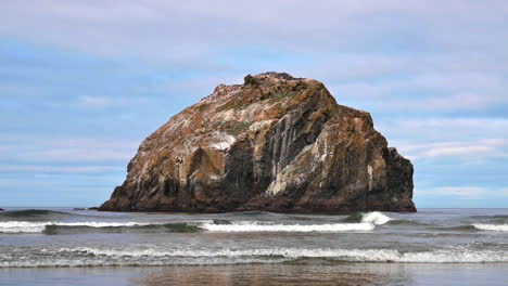 Formación-Rocosa-Reflejada-A-Través-Del-Agua-Clara-De-La-Costa-De-Oregon,-Cara-De-Roca-En-Bandon