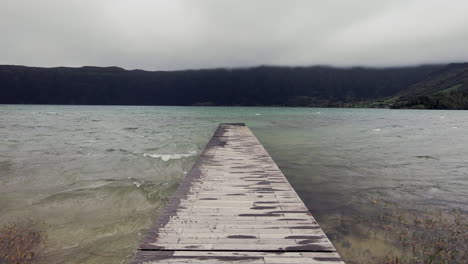 Tiro-Pov-De-Caminar-Sobre-Un-Pequeño-Muelle-De-Madera-Junto-Al-Lago