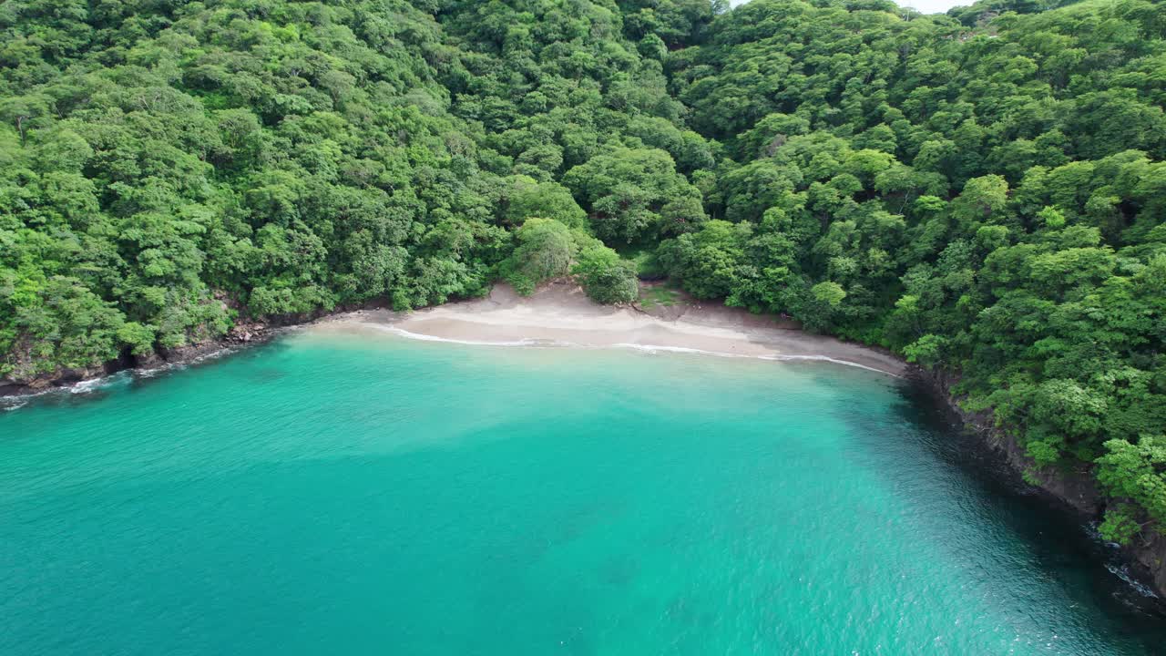 vista desde un avión no tripulado de la exótica playa penca en guanacaste, costa rica